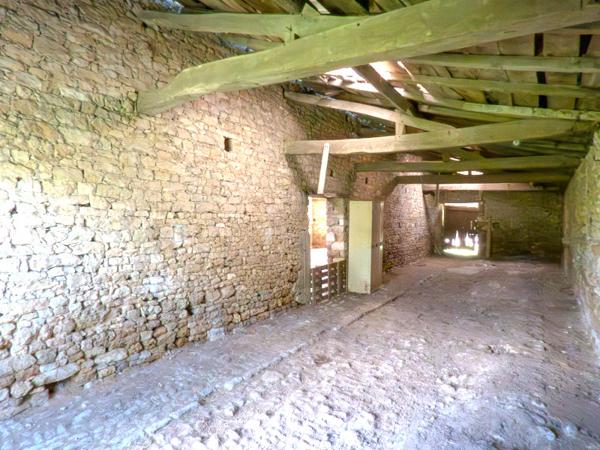 Saint-Vincent-sur-Graon (85540) Grange à réhabiliter, sur un terrain de 2971m2.