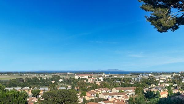 HYERES - VILLA T6 VUE MER - A VENDRE