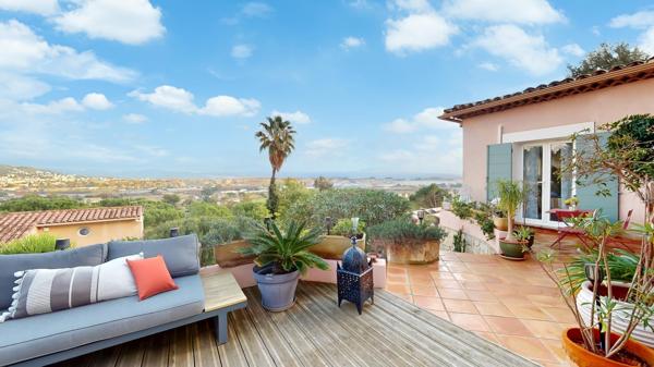 HYERES - VILLA T6 VUE MER - A VENDRE
