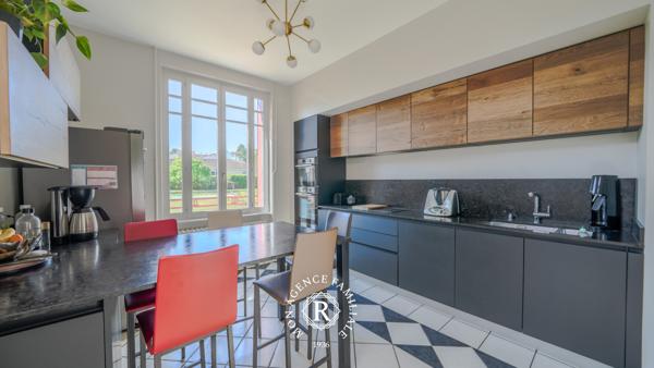 Maison
                                                                                                                                                                                                                                                                                                                        6 pièce(s)                                                                                                                                                                                                          4 chambre(s)                                                                                                                                                                                                          222  m²