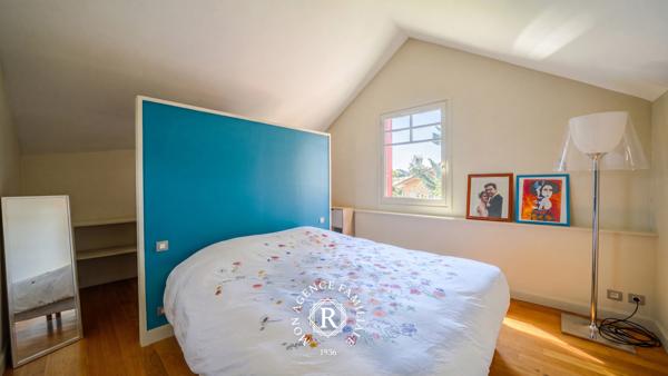 Maison
                                                                                                                                                                                                                                                                                                                        6 pièce(s)                                                                                                                                                                                                          4 chambre(s)                                                                                                                                                                                                          222  m²
