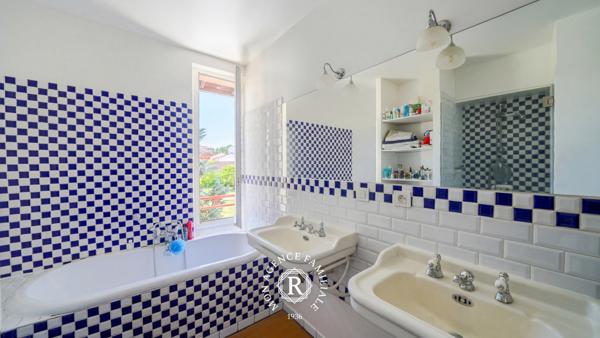 Maison
                                                                                                                                                                                                                                                                                                                        6 pièce(s)                                                                                                                                                                                                          4 chambre(s)                                                                                                                                                                                                          222  m²