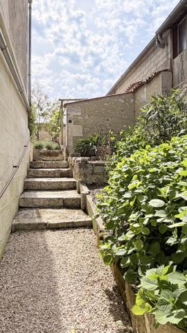 Séduisante maison de ville proche du centre de St Jean d'Angély