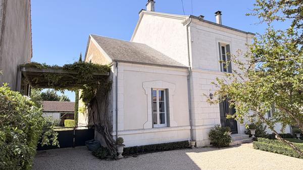 Séduisante maison de ville proche du centre de St Jean d'Angély