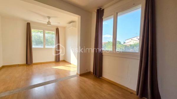 À Bagnols-sur-Cèze (30200), à proximité des commerces et des écoles, venez découvrir cette agréable maison T5 de 116,03 m², offrant de beaux volumes, plusieurs chambres en rez-de-chaussée et un excellent DPE classé B.
Implantée sur un terrain clos de 1 342 m², piscinable, cette maison séduira particulièrement les familles à la recherche d'espace, de confort et de potentiel.

Le rez-de-chaussée, idéal pour une vie de plain-pied, se compose de :
- un salon/séjour lumineux avec cheminée, ouvert sur l'extérieur ;
- une cuisine récente ;
- deux chambres, dont une de plus de 18 m², offrant de nombreuses possibilités d'aménagement : création d'un grand dressing ou division en deux chambres ;
- une salle d'eau ;
- un WC indépendant.
À l'étage :
- une chambre ;
- un bureau pouvant également servir de chambre d'appoint ;
- une salle d'eau.

Côté confort, la maison dispose de climatisations réversibles, d'un poêle à granulés récent, de menuiseries en double vitrage PVC et de volets roulants électriques.
Autre véritable atout : les panneaux solaires, permettant à la fois l'autoconsommation et la production d'électricité, avec environ 1 400 € de revenus générés par an.
Un cellier ainsi qu'un garage de plus de 17 m² viennent compléter l'ensemble.
À l'extérieur, vous profiterez d'un grand terrain entièrement clos et piscinable de 1 342 m².
Pour obtenir davantage d'informations ou organiser une visite, contactez Colline RIGAUT au O7 69 77 44 19