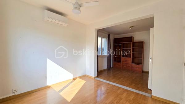 À Bagnols-sur-Cèze (30200), à proximité des commerces et des écoles, venez découvrir cette agréable maison T5 de 116,03 m², offrant de beaux volumes, plusieurs chambres en rez-de-chaussée et un excellent DPE classé B.
Implantée sur un terrain clos de 1 342 m², piscinable, cette maison séduira particulièrement les familles à la recherche d'espace, de confort et de potentiel.

Le rez-de-chaussée, idéal pour une vie de plain-pied, se compose de :
- un salon/séjour lumineux avec cheminée, ouvert sur l'extérieur ;
- une cuisine récente ;
- deux chambres, dont une de plus de 18 m², offrant de nombreuses possibilités d'aménagement : création d'un grand dressing ou division en deux chambres ;
- une salle d'eau ;
- un WC indépendant.
À l'étage :
- une chambre ;
- un bureau pouvant également servir de chambre d'appoint ;
- une salle d'eau.

Côté confort, la maison dispose de climatisations réversibles, d'un poêle à granulés récent, de menuiseries en double vitrage PVC et de volets roulants électriques.
Autre véritable atout : les panneaux solaires, permettant à la fois l'autoconsommation et la production d'électricité, avec environ 1 400 € de revenus générés par an.
Un cellier ainsi qu'un garage de plus de 17 m² viennent compléter l'ensemble.
À l'extérieur, vous profiterez d'un grand terrain entièrement clos et piscinable de 1 342 m².
Pour obtenir davantage d'informations ou organiser une visite, contactez Colline RIGAUT au O7 69 77 44 19