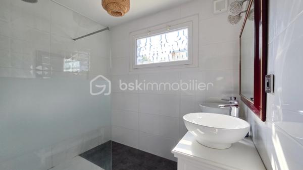 À Bagnols-sur-Cèze (30200), à proximité des commerces et des écoles, venez découvrir cette agréable maison T5 de 116,03 m², offrant de beaux volumes, plusieurs chambres en rez-de-chaussée et un excellent DPE classé B.
Implantée sur un terrain clos de 1 342 m², piscinable, cette maison séduira particulièrement les familles à la recherche d'espace, de confort et de potentiel.

Le rez-de-chaussée, idéal pour une vie de plain-pied, se compose de :
- un salon/séjour lumineux avec cheminée, ouvert sur l'extérieur ;
- une cuisine récente ;
- deux chambres, dont une de plus de 18 m², offrant de nombreuses possibilités d'aménagement : création d'un grand dressing ou division en deux chambres ;
- une salle d'eau ;
- un WC indépendant.
À l'étage :
- une chambre ;
- un bureau pouvant également servir de chambre d'appoint ;
- une salle d'eau.

Côté confort, la maison dispose de climatisations réversibles, d'un poêle à granulés récent, de menuiseries en double vitrage PVC et de volets roulants électriques.
Autre véritable atout : les panneaux solaires, permettant à la fois l'autoconsommation et la production d'électricité, avec environ 1 400 € de revenus générés par an.
Un cellier ainsi qu'un garage de plus de 17 m² viennent compléter l'ensemble.
À l'extérieur, vous profiterez d'un grand terrain entièrement clos et piscinable de 1 342 m².
Pour obtenir davantage d'informations ou organiser une visite, contactez Colline RIGAUT au O7 69 77 44 19