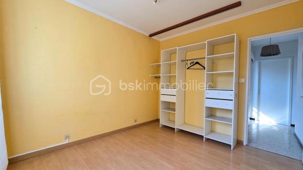 À Bagnols-sur-Cèze (30200), à proximité des commerces et des écoles, venez découvrir cette agréable maison T5 de 116,03 m², offrant de beaux volumes, plusieurs chambres en rez-de-chaussée et un excellent DPE classé B.
Implantée sur un terrain clos de 1 342 m², piscinable, cette maison séduira particulièrement les familles à la recherche d'espace, de confort et de potentiel.

Le rez-de-chaussée, idéal pour une vie de plain-pied, se compose de :
- un salon/séjour lumineux avec cheminée, ouvert sur l'extérieur ;
- une cuisine récente ;
- deux chambres, dont une de plus de 18 m², offrant de nombreuses possibilités d'aménagement : création d'un grand dressing ou division en deux chambres ;
- une salle d'eau ;
- un WC indépendant.
À l'étage :
- une chambre ;
- un bureau pouvant également servir de chambre d'appoint ;
- une salle d'eau.

Côté confort, la maison dispose de climatisations réversibles, d'un poêle à granulés récent, de menuiseries en double vitrage PVC et de volets roulants électriques.
Autre véritable atout : les panneaux solaires, permettant à la fois l'autoconsommation et la production d'électricité, avec environ 1 400 € de revenus générés par an.
Un cellier ainsi qu'un garage de plus de 17 m² viennent compléter l'ensemble.
À l'extérieur, vous profiterez d'un grand terrain entièrement clos et piscinable de 1 342 m².
Pour obtenir davantage d'informations ou organiser une visite, contactez Colline RIGAUT au O7 69 77 44 19