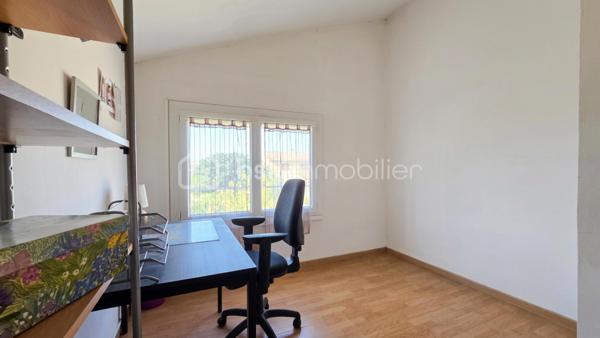 À Bagnols-sur-Cèze (30200), à proximité des commerces et des écoles, venez découvrir cette agréable maison T5 de 116,03 m², offrant de beaux volumes, plusieurs chambres en rez-de-chaussée et un excellent DPE classé B.
Implantée sur un terrain clos de 1 342 m², piscinable, cette maison séduira particulièrement les familles à la recherche d'espace, de confort et de potentiel.

Le rez-de-chaussée, idéal pour une vie de plain-pied, se compose de :
- un salon/séjour lumineux avec cheminée, ouvert sur l'extérieur ;
- une cuisine récente ;
- deux chambres, dont une de plus de 18 m², offrant de nombreuses possibilités d'aménagement : création d'un grand dressing ou division en deux chambres ;
- une salle d'eau ;
- un WC indépendant.
À l'étage :
- une chambre ;
- un bureau pouvant également servir de chambre d'appoint ;
- une salle d'eau.

Côté confort, la maison dispose de climatisations réversibles, d'un poêle à granulés récent, de menuiseries en double vitrage PVC et de volets roulants électriques.
Autre véritable atout : les panneaux solaires, permettant à la fois l'autoconsommation et la production d'électricité, avec environ 1 400 € de revenus générés par an.
Un cellier ainsi qu'un garage de plus de 17 m² viennent compléter l'ensemble.
À l'extérieur, vous profiterez d'un grand terrain entièrement clos et piscinable de 1 342 m².
Pour obtenir davantage d'informations ou organiser une visite, contactez Colline RIGAUT au O7 69 77 44 19