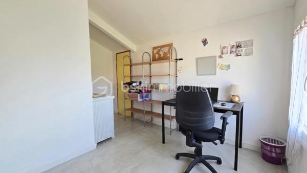 À Bagnols-sur-Cèze (30200), à proximité des commerces et des écoles, venez découvrir cette agréable maison T5 de 116,03 m², offrant de beaux volumes, plusieurs chambres en rez-de-chaussée et un excellent DPE classé B.
Implantée sur un terrain clos de 1 342 m², piscinable, cette maison séduira particulièrement les familles à la recherche d'espace, de confort et de potentiel.

Le rez-de-chaussée, idéal pour une vie de plain-pied, se compose de :
- un salon/séjour lumineux avec cheminée, ouvert sur l'extérieur ;
- une cuisine récente ;
- deux chambres, dont une de plus de 18 m², offrant de nombreuses possibilités d'aménagement : création d'un grand dressing ou division en deux chambres ;
- une salle d'eau ;
- un WC indépendant.
À l'étage :
- une chambre ;
- un bureau pouvant également servir de chambre d'appoint ;
- une salle d'eau.

Côté confort, la maison dispose de climatisations réversibles, d'un poêle à granulés récent, de menuiseries en double vitrage PVC et de volets roulants électriques.
Autre véritable atout : les panneaux solaires, permettant à la fois l'autoconsommation et la production d'électricité, avec environ 1 400 € de revenus générés par an.
Un cellier ainsi qu'un garage de plus de 17 m² viennent compléter l'ensemble.
À l'extérieur, vous profiterez d'un grand terrain entièrement clos et piscinable de 1 342 m².
Pour obtenir davantage d'informations ou organiser une visite, contactez Colline RIGAUT au O7 69 77 44 19