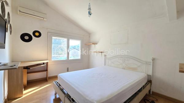 À Bagnols-sur-Cèze (30200), à proximité des commerces et des écoles, venez découvrir cette agréable maison T5 de 116,03 m², offrant de beaux volumes, plusieurs chambres en rez-de-chaussée et un excellent DPE classé B.
Implantée sur un terrain clos de 1 342 m², piscinable, cette maison séduira particulièrement les familles à la recherche d'espace, de confort et de potentiel.

Le rez-de-chaussée, idéal pour une vie de plain-pied, se compose de :
- un salon/séjour lumineux avec cheminée, ouvert sur l'extérieur ;
- une cuisine récente ;
- deux chambres, dont une de plus de 18 m², offrant de nombreuses possibilités d'aménagement : création d'un grand dressing ou division en deux chambres ;
- une salle d'eau ;
- un WC indépendant.
À l'étage :
- une chambre ;
- un bureau pouvant également servir de chambre d'appoint ;
- une salle d'eau.

Côté confort, la maison dispose de climatisations réversibles, d'un poêle à granulés récent, de menuiseries en double vitrage PVC et de volets roulants électriques.
Autre véritable atout : les panneaux solaires, permettant à la fois l'autoconsommation et la production d'électricité, avec environ 1 400 € de revenus générés par an.
Un cellier ainsi qu'un garage de plus de 17 m² viennent compléter l'ensemble.
À l'extérieur, vous profiterez d'un grand terrain entièrement clos et piscinable de 1 342 m².
Pour obtenir davantage d'informations ou organiser une visite, contactez Colline RIGAUT au O7 69 77 44 19