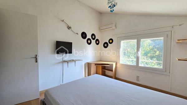 À Bagnols-sur-Cèze (30200), à proximité des commerces et des écoles, venez découvrir cette agréable maison T5 de 116,03 m², offrant de beaux volumes, plusieurs chambres en rez-de-chaussée et un excellent DPE classé B.
Implantée sur un terrain clos de 1 342 m², piscinable, cette maison séduira particulièrement les familles à la recherche d'espace, de confort et de potentiel.

Le rez-de-chaussée, idéal pour une vie de plain-pied, se compose de :
- un salon/séjour lumineux avec cheminée, ouvert sur l'extérieur ;
- une cuisine récente ;
- deux chambres, dont une de plus de 18 m², offrant de nombreuses possibilités d'aménagement : création d'un grand dressing ou division en deux chambres ;
- une salle d'eau ;
- un WC indépendant.
À l'étage :
- une chambre ;
- un bureau pouvant également servir de chambre d'appoint ;
- une salle d'eau.

Côté confort, la maison dispose de climatisations réversibles, d'un poêle à granulés récent, de menuiseries en double vitrage PVC et de volets roulants électriques.
Autre véritable atout : les panneaux solaires, permettant à la fois l'autoconsommation et la production d'électricité, avec environ 1 400 € de revenus générés par an.
Un cellier ainsi qu'un garage de plus de 17 m² viennent compléter l'ensemble.
À l'extérieur, vous profiterez d'un grand terrain entièrement clos et piscinable de 1 342 m².
Pour obtenir davantage d'informations ou organiser une visite, contactez Colline RIGAUT au O7 69 77 44 19