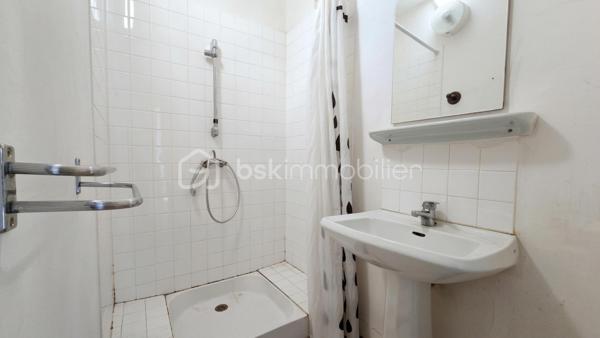 À Bagnols-sur-Cèze (30200), à proximité des commerces et des écoles, venez découvrir cette agréable maison T5 de 116,03 m², offrant de beaux volumes, plusieurs chambres en rez-de-chaussée et un excellent DPE classé B.
Implantée sur un terrain clos de 1 342 m², piscinable, cette maison séduira particulièrement les familles à la recherche d'espace, de confort et de potentiel.

Le rez-de-chaussée, idéal pour une vie de plain-pied, se compose de :
- un salon/séjour lumineux avec cheminée, ouvert sur l'extérieur ;
- une cuisine récente ;
- deux chambres, dont une de plus de 18 m², offrant de nombreuses possibilités d'aménagement : création d'un grand dressing ou division en deux chambres ;
- une salle d'eau ;
- un WC indépendant.
À l'étage :
- une chambre ;
- un bureau pouvant également servir de chambre d'appoint ;
- une salle d'eau.

Côté confort, la maison dispose de climatisations réversibles, d'un poêle à granulés récent, de menuiseries en double vitrage PVC et de volets roulants électriques.
Autre véritable atout : les panneaux solaires, permettant à la fois l'autoconsommation et la production d'électricité, avec environ 1 400 € de revenus générés par an.
Un cellier ainsi qu'un garage de plus de 17 m² viennent compléter l'ensemble.
À l'extérieur, vous profiterez d'un grand terrain entièrement clos et piscinable de 1 342 m².
Pour obtenir davantage d'informations ou organiser une visite, contactez Colline RIGAUT au O7 69 77 44 19