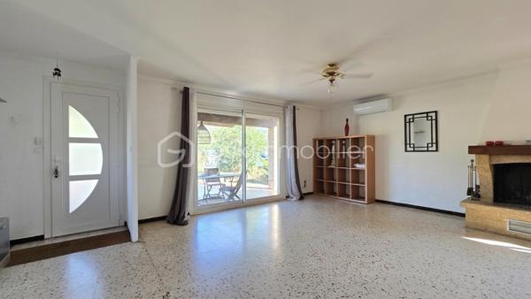 À Bagnols-sur-Cèze (30200), à proximité des commerces et des écoles, venez découvrir cette agréable maison T5 de 116,03 m², offrant de beaux volumes, plusieurs chambres en rez-de-chaussée et un excellent DPE classé B.
Implantée sur un terrain clos de 1 342 m², piscinable, cette maison séduira particulièrement les familles à la recherche d'espace, de confort et de potentiel.

Le rez-de-chaussée, idéal pour une vie de plain-pied, se compose de :
- un salon/séjour lumineux avec cheminée, ouvert sur l'extérieur ;
- une cuisine récente ;
- deux chambres, dont une de plus de 18 m², offrant de nombreuses possibilités d'aménagement : création d'un grand dressing ou division en deux chambres ;
- une salle d'eau ;
- un WC indépendant.
À l'étage :
- une chambre ;
- un bureau pouvant également servir de chambre d'appoint ;
- une salle d'eau.

Côté confort, la maison dispose de climatisations réversibles, d'un poêle à granulés récent, de menuiseries en double vitrage PVC et de volets roulants électriques.
Autre véritable atout : les panneaux solaires, permettant à la fois l'autoconsommation et la production d'électricité, avec environ 1 400 € de revenus générés par an.
Un cellier ainsi qu'un garage de plus de 17 m² viennent compléter l'ensemble.
À l'extérieur, vous profiterez d'un grand terrain entièrement clos et piscinable de 1 342 m².
Pour obtenir davantage d'informations ou organiser une visite, contactez Colline RIGAUT au O7 69 77 44 19