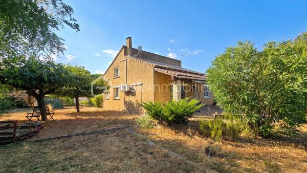 À Bagnols-sur-Cèze (30200), à proximité des commerces et des écoles, venez découvrir cette agréable maison T5 de 116,03 m², offrant de beaux volumes, plusieurs chambres en rez-de-chaussée et un excellent DPE classé B.
Implantée sur un terrain clos de 1 342 m², piscinable, cette maison séduira particulièrement les familles à la recherche d'espace, de confort et de potentiel.

Le rez-de-chaussée, idéal pour une vie de plain-pied, se compose de :
- un salon/séjour lumineux avec cheminée, ouvert sur l'extérieur ;
- une cuisine récente ;
- deux chambres, dont une de plus de 18 m², offrant de nombreuses possibilités d'aménagement : création d'un grand dressing ou division en deux chambres ;
- une salle d'eau ;
- un WC indépendant.
À l'étage :
- une chambre ;
- un bureau pouvant également servir de chambre d'appoint ;
- une salle d'eau.

Côté confort, la maison dispose de climatisations réversibles, d'un poêle à granulés récent, de menuiseries en double vitrage PVC et de volets roulants électriques.
Autre véritable atout : les panneaux solaires, permettant à la fois l'autoconsommation et la production d'électricité, avec environ 1 400 € de revenus générés par an.
Un cellier ainsi qu'un garage de plus de 17 m² viennent compléter l'ensemble.
À l'extérieur, vous profiterez d'un grand terrain entièrement clos et piscinable de 1 342 m².
Pour obtenir davantage d'informations ou organiser une visite, contactez Colline RIGAUT au O7 69 77 44 19