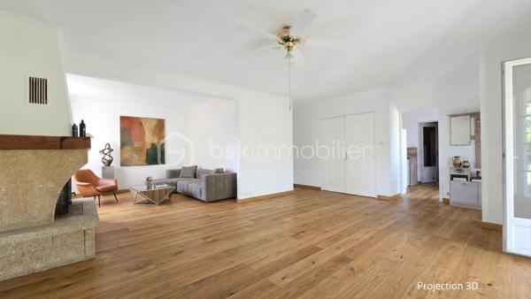 À Bagnols-sur-Cèze (30200), à proximité des commerces et des écoles, venez découvrir cette agréable maison T5 de 116,03 m², offrant de beaux volumes, plusieurs chambres en rez-de-chaussée et un excellent DPE classé B.
Implantée sur un terrain clos de 1 342 m², piscinable, cette maison séduira particulièrement les familles à la recherche d'espace, de confort et de potentiel.

Le rez-de-chaussée, idéal pour une vie de plain-pied, se compose de :
- un salon/séjour lumineux avec cheminée, ouvert sur l'extérieur ;
- une cuisine récente ;
- deux chambres, dont une de plus de 18 m², offrant de nombreuses possibilités d'aménagement : création d'un grand dressing ou division en deux chambres ;
- une salle d'eau ;
- un WC indépendant.
À l'étage :
- une chambre ;
- un bureau pouvant également servir de chambre d'appoint ;
- une salle d'eau.

Côté confort, la maison dispose de climatisations réversibles, d'un poêle à granulés récent, de menuiseries en double vitrage PVC et de volets roulants électriques.
Autre véritable atout : les panneaux solaires, permettant à la fois l'autoconsommation et la production d'électricité, avec environ 1 400 € de revenus générés par an.
Un cellier ainsi qu'un garage de plus de 17 m² viennent compléter l'ensemble.
À l'extérieur, vous profiterez d'un grand terrain entièrement clos et piscinable de 1 342 m².
Pour obtenir davantage d'informations ou organiser une visite, contactez Colline RIGAUT au O7 69 77 44 19