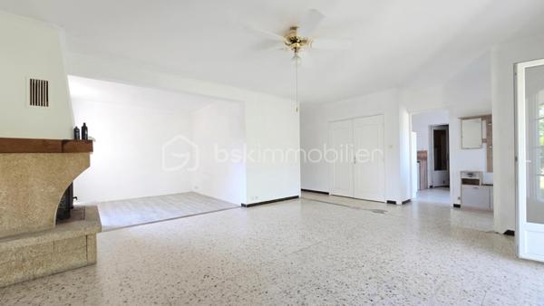 À Bagnols-sur-Cèze (30200), à proximité des commerces et des écoles, venez découvrir cette agréable maison T5 de 116,03 m², offrant de beaux volumes, plusieurs chambres en rez-de-chaussée et un excellent DPE classé B.
Implantée sur un terrain clos de 1 342 m², piscinable, cette maison séduira particulièrement les familles à la recherche d'espace, de confort et de potentiel.

Le rez-de-chaussée, idéal pour une vie de plain-pied, se compose de :
- un salon/séjour lumineux avec cheminée, ouvert sur l'extérieur ;
- une cuisine récente ;
- deux chambres, dont une de plus de 18 m², offrant de nombreuses possibilités d'aménagement : création d'un grand dressing ou division en deux chambres ;
- une salle d'eau ;
- un WC indépendant.
À l'étage :
- une chambre ;
- un bureau pouvant également servir de chambre d'appoint ;
- une salle d'eau.

Côté confort, la maison dispose de climatisations réversibles, d'un poêle à granulés récent, de menuiseries en double vitrage PVC et de volets roulants électriques.
Autre véritable atout : les panneaux solaires, permettant à la fois l'autoconsommation et la production d'électricité, avec environ 1 400 € de revenus générés par an.
Un cellier ainsi qu'un garage de plus de 17 m² viennent compléter l'ensemble.
À l'extérieur, vous profiterez d'un grand terrain entièrement clos et piscinable de 1 342 m².
Pour obtenir davantage d'informations ou organiser une visite, contactez Colline RIGAUT au O7 69 77 44 19