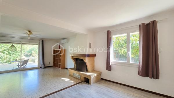 À Bagnols-sur-Cèze (30200), à proximité des commerces et des écoles, venez découvrir cette agréable maison T5 de 116,03 m², offrant de beaux volumes, plusieurs chambres en rez-de-chaussée et un excellent DPE classé B.
Implantée sur un terrain clos de 1 342 m², piscinable, cette maison séduira particulièrement les familles à la recherche d'espace, de confort et de potentiel.

Le rez-de-chaussée, idéal pour une vie de plain-pied, se compose de :
- un salon/séjour lumineux avec cheminée, ouvert sur l'extérieur ;
- une cuisine récente ;
- deux chambres, dont une de plus de 18 m², offrant de nombreuses possibilités d'aménagement : création d'un grand dressing ou division en deux chambres ;
- une salle d'eau ;
- un WC indépendant.
À l'étage :
- une chambre ;
- un bureau pouvant également servir de chambre d'appoint ;
- une salle d'eau.

Côté confort, la maison dispose de climatisations réversibles, d'un poêle à granulés récent, de menuiseries en double vitrage PVC et de volets roulants électriques.
Autre véritable atout : les panneaux solaires, permettant à la fois l'autoconsommation et la production d'électricité, avec environ 1 400 € de revenus générés par an.
Un cellier ainsi qu'un garage de plus de 17 m² viennent compléter l'ensemble.
À l'extérieur, vous profiterez d'un grand terrain entièrement clos et piscinable de 1 342 m².
Pour obtenir davantage d'informations ou organiser une visite, contactez Colline RIGAUT au O7 69 77 44 19