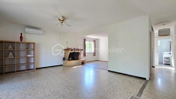 À Bagnols-sur-Cèze (30200), à proximité des commerces et des écoles, venez découvrir cette agréable maison T5 de 116,03 m², offrant de beaux volumes, plusieurs chambres en rez-de-chaussée et un excellent DPE classé B.
Implantée sur un terrain clos de 1 342 m², piscinable, cette maison séduira particulièrement les familles à la recherche d'espace, de confort et de potentiel.

Le rez-de-chaussée, idéal pour une vie de plain-pied, se compose de :
- un salon/séjour lumineux avec cheminée, ouvert sur l'extérieur ;
- une cuisine récente ;
- deux chambres, dont une de plus de 18 m², offrant de nombreuses possibilités d'aménagement : création d'un grand dressing ou division en deux chambres ;
- une salle d'eau ;
- un WC indépendant.
À l'étage :
- une chambre ;
- un bureau pouvant également servir de chambre d'appoint ;
- une salle d'eau.

Côté confort, la maison dispose de climatisations réversibles, d'un poêle à granulés récent, de menuiseries en double vitrage PVC et de volets roulants électriques.
Autre véritable atout : les panneaux solaires, permettant à la fois l'autoconsommation et la production d'électricité, avec environ 1 400 € de revenus générés par an.
Un cellier ainsi qu'un garage de plus de 17 m² viennent compléter l'ensemble.
À l'extérieur, vous profiterez d'un grand terrain entièrement clos et piscinable de 1 342 m².
Pour obtenir davantage d'informations ou organiser une visite, contactez Colline RIGAUT au O7 69 77 44 19