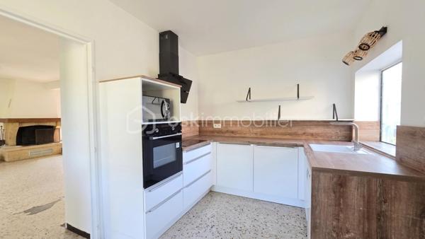 À Bagnols-sur-Cèze (30200), à proximité des commerces et des écoles, venez découvrir cette agréable maison T5 de 116,03 m², offrant de beaux volumes, plusieurs chambres en rez-de-chaussée et un excellent DPE classé B.
Implantée sur un terrain clos de 1 342 m², piscinable, cette maison séduira particulièrement les familles à la recherche d'espace, de confort et de potentiel.

Le rez-de-chaussée, idéal pour une vie de plain-pied, se compose de :
- un salon/séjour lumineux avec cheminée, ouvert sur l'extérieur ;
- une cuisine récente ;
- deux chambres, dont une de plus de 18 m², offrant de nombreuses possibilités d'aménagement : création d'un grand dressing ou division en deux chambres ;
- une salle d'eau ;
- un WC indépendant.
À l'étage :
- une chambre ;
- un bureau pouvant également servir de chambre d'appoint ;
- une salle d'eau.

Côté confort, la maison dispose de climatisations réversibles, d'un poêle à granulés récent, de menuiseries en double vitrage PVC et de volets roulants électriques.
Autre véritable atout : les panneaux solaires, permettant à la fois l'autoconsommation et la production d'électricité, avec environ 1 400 € de revenus générés par an.
Un cellier ainsi qu'un garage de plus de 17 m² viennent compléter l'ensemble.
À l'extérieur, vous profiterez d'un grand terrain entièrement clos et piscinable de 1 342 m².
Pour obtenir davantage d'informations ou organiser une visite, contactez Colline RIGAUT au O7 69 77 44 19