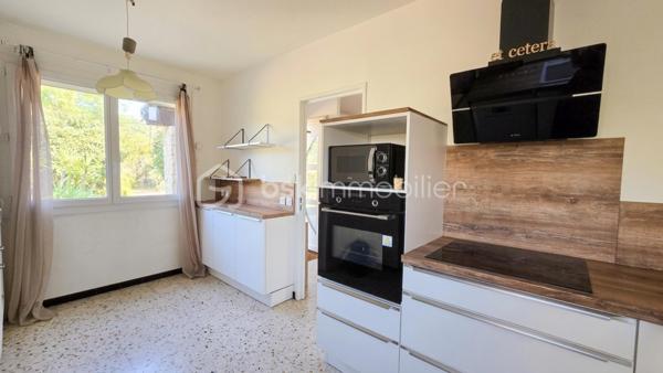 À Bagnols-sur-Cèze (30200), à proximité des commerces et des écoles, venez découvrir cette agréable maison T5 de 116,03 m², offrant de beaux volumes, plusieurs chambres en rez-de-chaussée et un excellent DPE classé B.
Implantée sur un terrain clos de 1 342 m², piscinable, cette maison séduira particulièrement les familles à la recherche d'espace, de confort et de potentiel.

Le rez-de-chaussée, idéal pour une vie de plain-pied, se compose de :
- un salon/séjour lumineux avec cheminée, ouvert sur l'extérieur ;
- une cuisine récente ;
- deux chambres, dont une de plus de 18 m², offrant de nombreuses possibilités d'aménagement : création d'un grand dressing ou division en deux chambres ;
- une salle d'eau ;
- un WC indépendant.
À l'étage :
- une chambre ;
- un bureau pouvant également servir de chambre d'appoint ;
- une salle d'eau.

Côté confort, la maison dispose de climatisations réversibles, d'un poêle à granulés récent, de menuiseries en double vitrage PVC et de volets roulants électriques.
Autre véritable atout : les panneaux solaires, permettant à la fois l'autoconsommation et la production d'électricité, avec environ 1 400 € de revenus générés par an.
Un cellier ainsi qu'un garage de plus de 17 m² viennent compléter l'ensemble.
À l'extérieur, vous profiterez d'un grand terrain entièrement clos et piscinable de 1 342 m².
Pour obtenir davantage d'informations ou organiser une visite, contactez Colline RIGAUT au O7 69 77 44 19