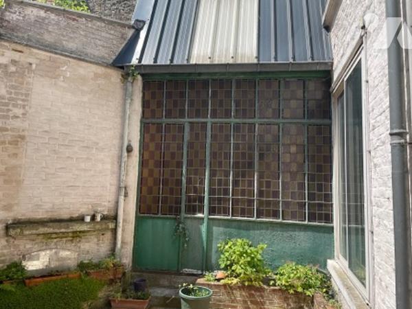 UNE MAISON A USAGE D'HABITATION