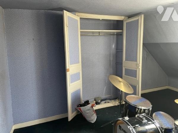 UNE MAISON A USAGE D'HABITATION