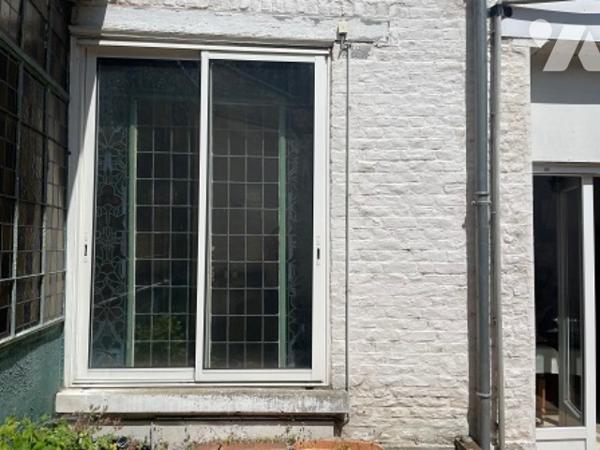 UNE MAISON A USAGE D'HABITATION