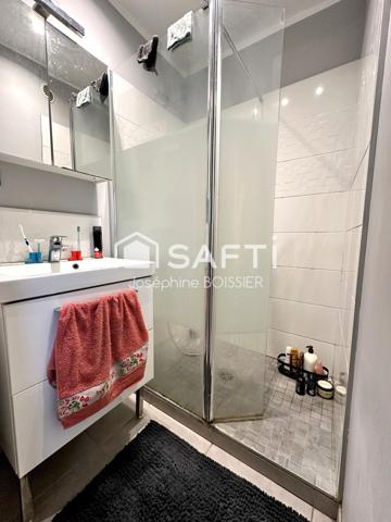 A VISITER SUR AVIGNON  (84)  - MAGNIFIQUE MAISON DE VILLE DE 76 M²  ENV.