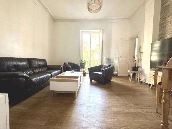 APPARTEMENT NIMES TROIS CHAMBRES PETITE TERRASSE PROCHE GARE LUMINEUX