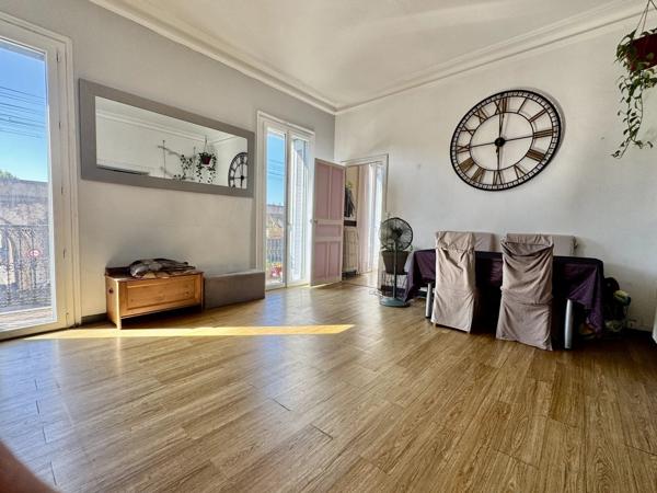 APPARTEMENT NIMES TROIS CHAMBRES PETITE TERRASSE PROCHE GARE LUMINEUX