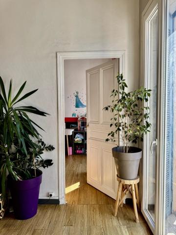 APPARTEMENT NIMES TROIS CHAMBRES PETITE TERRASSE PROCHE GARE LUMINEUX