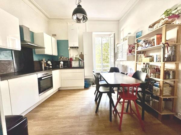 APPARTEMENT NIMES TROIS CHAMBRES PETITE TERRASSE PROCHE GARE LUMINEUX