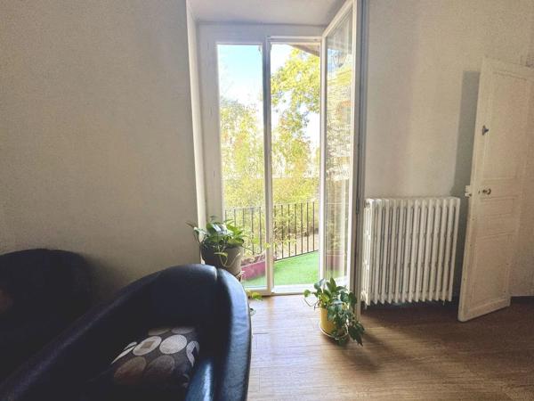 APPARTEMENT NIMES TROIS CHAMBRES PETITE TERRASSE PROCHE GARE LUMINEUX