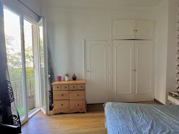 APPARTEMENT NIMES TROIS CHAMBRES PETITE TERRASSE PROCHE GARE LUMINEUX