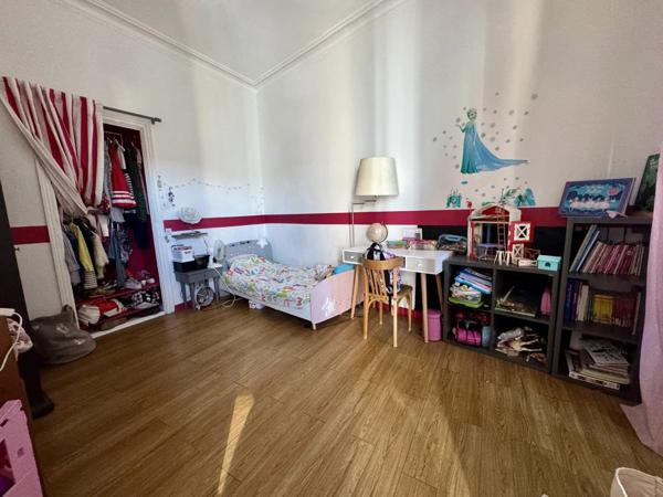 APPARTEMENT NIMES TROIS CHAMBRES PETITE TERRASSE PROCHE GARE LUMINEUX