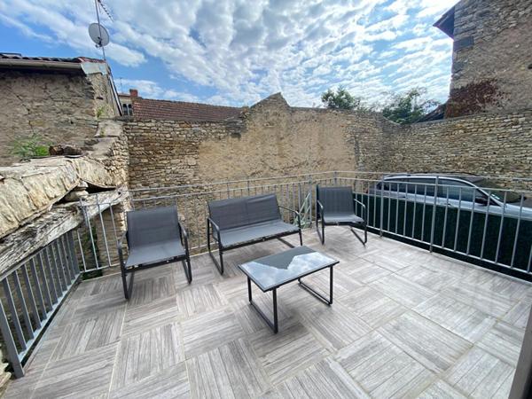 Maison avec  cour et stationnement