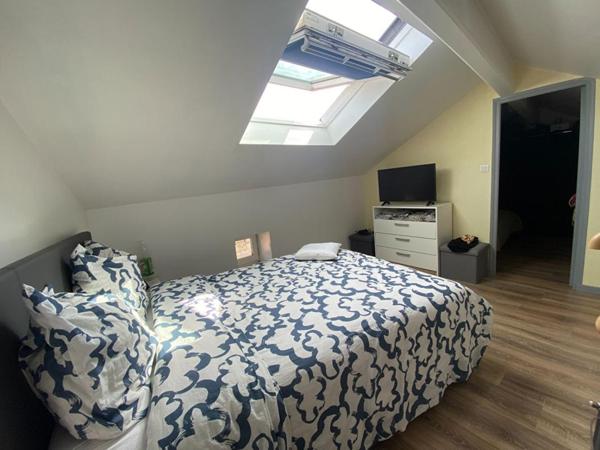 Maison avec  cour et stationnement