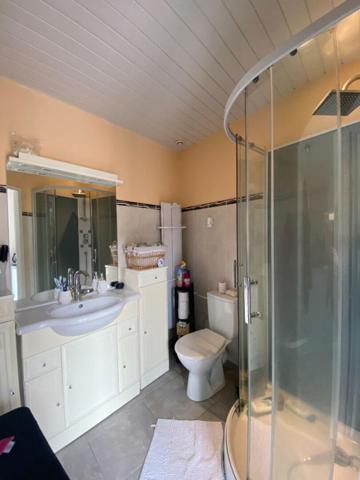 Maison avec  cour et stationnement