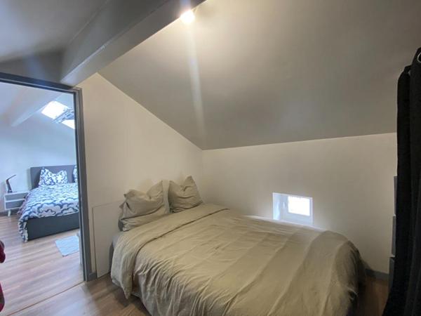 Maison avec  cour et stationnement