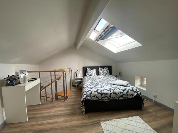 Maison avec  cour et stationnement