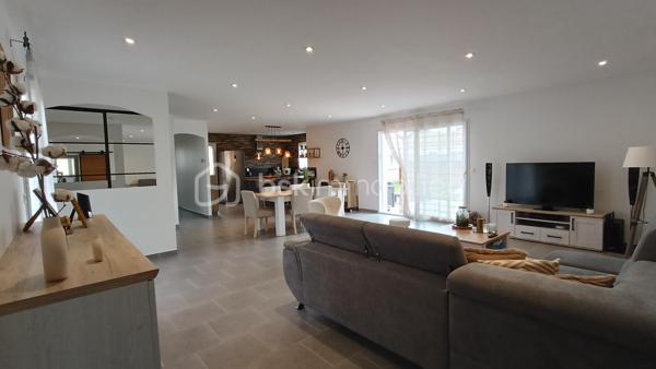 Construite en 2012, cette maison de plain-pied de 150 m² habitables offre un cadre de vie confortable et fonctionnel, sans aucun travaux à prévoir, sur un terrain de 813 m².

Vous découvrirez une vaste pièce de vie lumineuse de plus de 65 m² avec cuisine aménagée ouverte sur le salon, idéale pour recevoir et profiter des espaces en famille.

La partie nuit se compose de 4 chambres, dont une superbe suite parentale de plus de 26 m² avec dressing et salle de bain privative. Une salle d’eau supplémentaire ainsi que deux WC complètent l’ensemble.

Côté annexes et confort :
Buanderie
Garage de 23 m² avec mezzanine
Cave de 19 m²
Deux terrasses : une terrasse couverte et une seconde équipée d’un grand store motorisé
Piscine hors sol 8x4

Prestations techniques de qualité :
DPE A
Pompe à chaleur avec plancher chauffant
Tout-à-l’égout
Maison récente et économe en énergie

Un bien clé en main, idéal pour une famille recherchant confort, modernité et performance énergétique