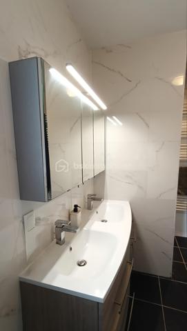 Construite en 2012, cette maison de plain-pied de 150 m² habitables offre un cadre de vie confortable et fonctionnel, sans aucun travaux à prévoir, sur un terrain de 813 m².

Vous découvrirez une vaste pièce de vie lumineuse de plus de 65 m² avec cuisine aménagée ouverte sur le salon, idéale pour recevoir et profiter des espaces en famille.

La partie nuit se compose de 4 chambres, dont une superbe suite parentale de plus de 26 m² avec dressing et salle de bain privative. Une salle d’eau supplémentaire ainsi que deux WC complètent l’ensemble.

Côté annexes et confort :
Buanderie
Garage de 23 m² avec mezzanine
Cave de 19 m²
Deux terrasses : une terrasse couverte et une seconde équipée d’un grand store motorisé
Piscine hors sol 8x4

Prestations techniques de qualité :
DPE A
Pompe à chaleur avec plancher chauffant
Tout-à-l’égout
Maison récente et économe en énergie

Un bien clé en main, idéal pour une famille recherchant confort, modernité et performance énergétique