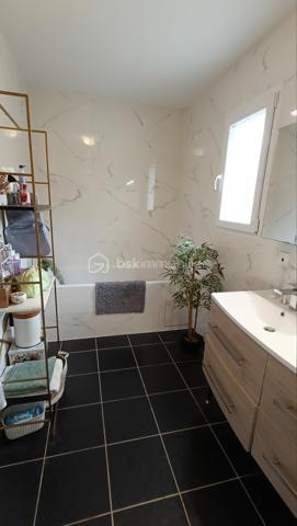 Construite en 2012, cette maison de plain-pied de 150 m² habitables offre un cadre de vie confortable et fonctionnel, sans aucun travaux à prévoir, sur un terrain de 813 m².

Vous découvrirez une vaste pièce de vie lumineuse de plus de 65 m² avec cuisine aménagée ouverte sur le salon, idéale pour recevoir et profiter des espaces en famille.

La partie nuit se compose de 4 chambres, dont une superbe suite parentale de plus de 26 m² avec dressing et salle de bain privative. Une salle d’eau supplémentaire ainsi que deux WC complètent l’ensemble.

Côté annexes et confort :
Buanderie
Garage de 23 m² avec mezzanine
Cave de 19 m²
Deux terrasses : une terrasse couverte et une seconde équipée d’un grand store motorisé
Piscine hors sol 8x4

Prestations techniques de qualité :
DPE A
Pompe à chaleur avec plancher chauffant
Tout-à-l’égout
Maison récente et économe en énergie

Un bien clé en main, idéal pour une famille recherchant confort, modernité et performance énergétique