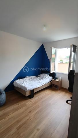 Construite en 2012, cette maison de plain-pied de 150 m² habitables offre un cadre de vie confortable et fonctionnel, sans aucun travaux à prévoir, sur un terrain de 813 m².

Vous découvrirez une vaste pièce de vie lumineuse de plus de 65 m² avec cuisine aménagée ouverte sur le salon, idéale pour recevoir et profiter des espaces en famille.

La partie nuit se compose de 4 chambres, dont une superbe suite parentale de plus de 26 m² avec dressing et salle de bain privative. Une salle d’eau supplémentaire ainsi que deux WC complètent l’ensemble.

Côté annexes et confort :
Buanderie
Garage de 23 m² avec mezzanine
Cave de 19 m²
Deux terrasses : une terrasse couverte et une seconde équipée d’un grand store motorisé
Piscine hors sol 8x4

Prestations techniques de qualité :
DPE A
Pompe à chaleur avec plancher chauffant
Tout-à-l’égout
Maison récente et économe en énergie

Un bien clé en main, idéal pour une famille recherchant confort, modernité et performance énergétique