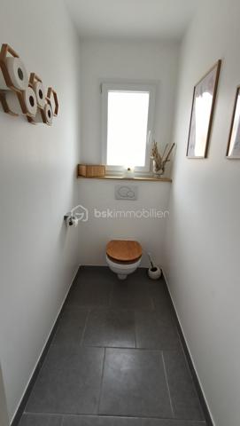 Construite en 2012, cette maison de plain-pied de 150 m² habitables offre un cadre de vie confortable et fonctionnel, sans aucun travaux à prévoir, sur un terrain de 813 m².

Vous découvrirez une vaste pièce de vie lumineuse de plus de 65 m² avec cuisine aménagée ouverte sur le salon, idéale pour recevoir et profiter des espaces en famille.

La partie nuit se compose de 4 chambres, dont une superbe suite parentale de plus de 26 m² avec dressing et salle de bain privative. Une salle d’eau supplémentaire ainsi que deux WC complètent l’ensemble.

Côté annexes et confort :
Buanderie
Garage de 23 m² avec mezzanine
Cave de 19 m²
Deux terrasses : une terrasse couverte et une seconde équipée d’un grand store motorisé
Piscine hors sol 8x4

Prestations techniques de qualité :
DPE A
Pompe à chaleur avec plancher chauffant
Tout-à-l’égout
Maison récente et économe en énergie

Un bien clé en main, idéal pour une famille recherchant confort, modernité et performance énergétique