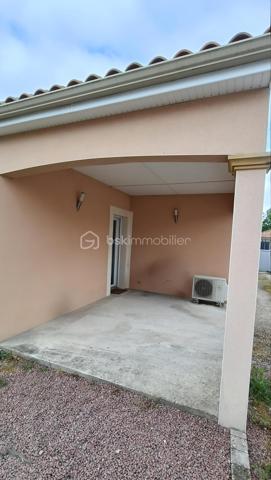 Construite en 2012, cette maison de plain-pied de 150 m² habitables offre un cadre de vie confortable et fonctionnel, sans aucun travaux à prévoir, sur un terrain de 813 m².

Vous découvrirez une vaste pièce de vie lumineuse de plus de 65 m² avec cuisine aménagée ouverte sur le salon, idéale pour recevoir et profiter des espaces en famille.

La partie nuit se compose de 4 chambres, dont une superbe suite parentale de plus de 26 m² avec dressing et salle de bain privative. Une salle d’eau supplémentaire ainsi que deux WC complètent l’ensemble.

Côté annexes et confort :
Buanderie
Garage de 23 m² avec mezzanine
Cave de 19 m²
Deux terrasses : une terrasse couverte et une seconde équipée d’un grand store motorisé
Piscine hors sol 8x4

Prestations techniques de qualité :
DPE A
Pompe à chaleur avec plancher chauffant
Tout-à-l’égout
Maison récente et économe en énergie

Un bien clé en main, idéal pour une famille recherchant confort, modernité et performance énergétique