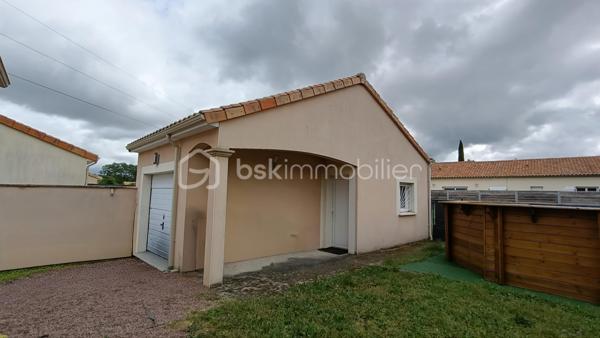 Construite en 2012, cette maison de plain-pied de 150 m² habitables offre un cadre de vie confortable et fonctionnel, sans aucun travaux à prévoir, sur un terrain de 813 m².

Vous découvrirez une vaste pièce de vie lumineuse de plus de 65 m² avec cuisine aménagée ouverte sur le salon, idéale pour recevoir et profiter des espaces en famille.

La partie nuit se compose de 4 chambres, dont une superbe suite parentale de plus de 26 m² avec dressing et salle de bain privative. Une salle d’eau supplémentaire ainsi que deux WC complètent l’ensemble.

Côté annexes et confort :
Buanderie
Garage de 23 m² avec mezzanine
Cave de 19 m²
Deux terrasses : une terrasse couverte et une seconde équipée d’un grand store motorisé
Piscine hors sol 8x4

Prestations techniques de qualité :
DPE A
Pompe à chaleur avec plancher chauffant
Tout-à-l’égout
Maison récente et économe en énergie

Un bien clé en main, idéal pour une famille recherchant confort, modernité et performance énergétique