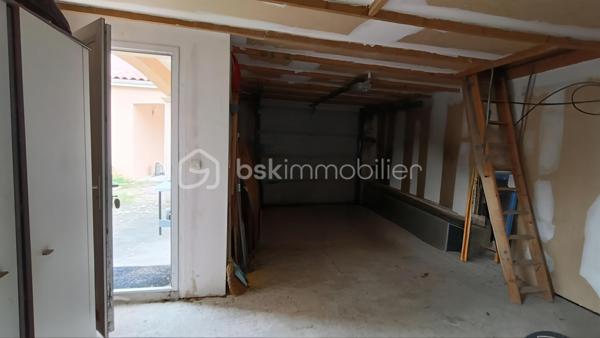 Construite en 2012, cette maison de plain-pied de 150 m² habitables offre un cadre de vie confortable et fonctionnel, sans aucun travaux à prévoir, sur un terrain de 813 m².

Vous découvrirez une vaste pièce de vie lumineuse de plus de 65 m² avec cuisine aménagée ouverte sur le salon, idéale pour recevoir et profiter des espaces en famille.

La partie nuit se compose de 4 chambres, dont une superbe suite parentale de plus de 26 m² avec dressing et salle de bain privative. Une salle d’eau supplémentaire ainsi que deux WC complètent l’ensemble.

Côté annexes et confort :
Buanderie
Garage de 23 m² avec mezzanine
Cave de 19 m²
Deux terrasses : une terrasse couverte et une seconde équipée d’un grand store motorisé
Piscine hors sol 8x4

Prestations techniques de qualité :
DPE A
Pompe à chaleur avec plancher chauffant
Tout-à-l’égout
Maison récente et économe en énergie

Un bien clé en main, idéal pour une famille recherchant confort, modernité et performance énergétique