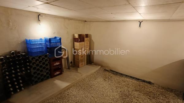 Construite en 2012, cette maison de plain-pied de 150 m² habitables offre un cadre de vie confortable et fonctionnel, sans aucun travaux à prévoir, sur un terrain de 813 m².

Vous découvrirez une vaste pièce de vie lumineuse de plus de 65 m² avec cuisine aménagée ouverte sur le salon, idéale pour recevoir et profiter des espaces en famille.

La partie nuit se compose de 4 chambres, dont une superbe suite parentale de plus de 26 m² avec dressing et salle de bain privative. Une salle d’eau supplémentaire ainsi que deux WC complètent l’ensemble.

Côté annexes et confort :
Buanderie
Garage de 23 m² avec mezzanine
Cave de 19 m²
Deux terrasses : une terrasse couverte et une seconde équipée d’un grand store motorisé
Piscine hors sol 8x4

Prestations techniques de qualité :
DPE A
Pompe à chaleur avec plancher chauffant
Tout-à-l’égout
Maison récente et économe en énergie

Un bien clé en main, idéal pour une famille recherchant confort, modernité et performance énergétique